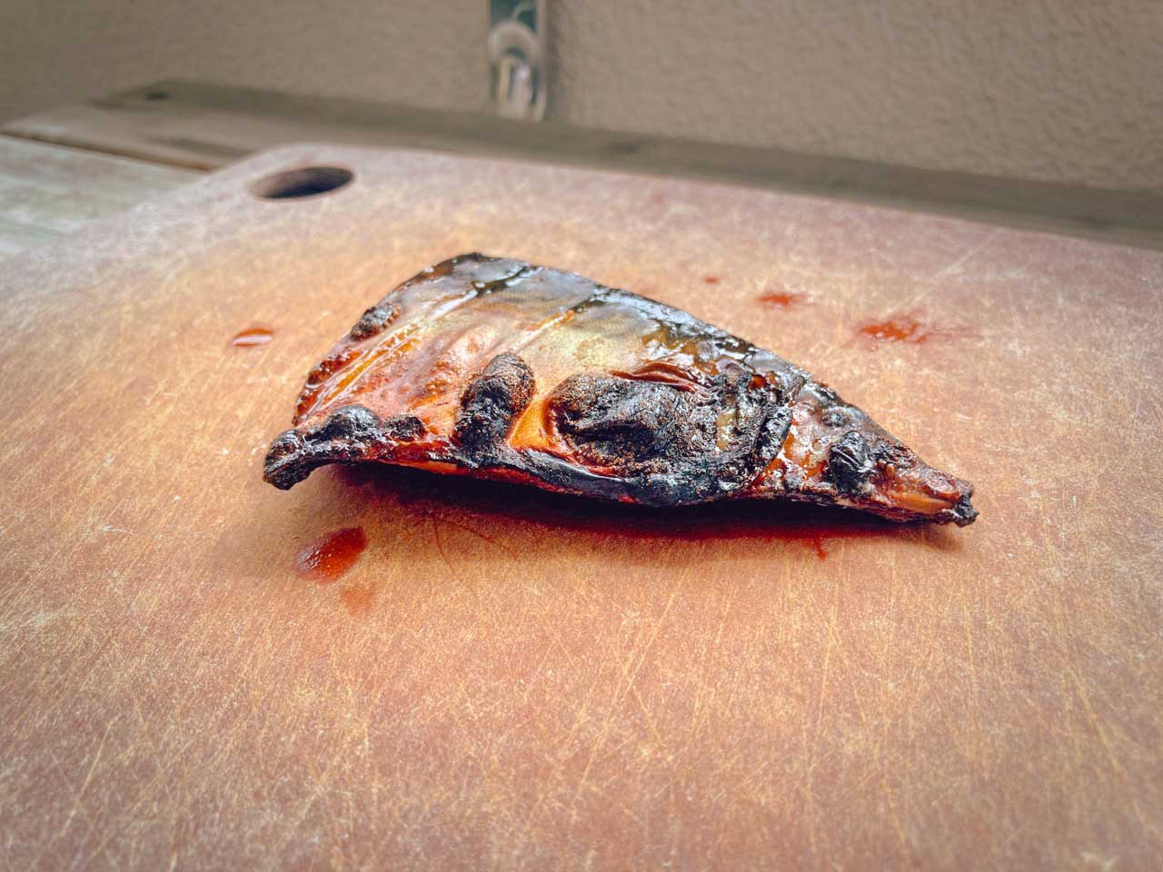 焼きたての熱い魚を乗せてそのままツマミに。ちょっと焦げました